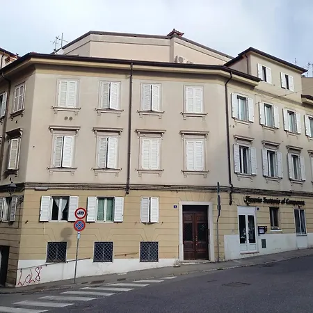 Elegant Al Castello Apartman
